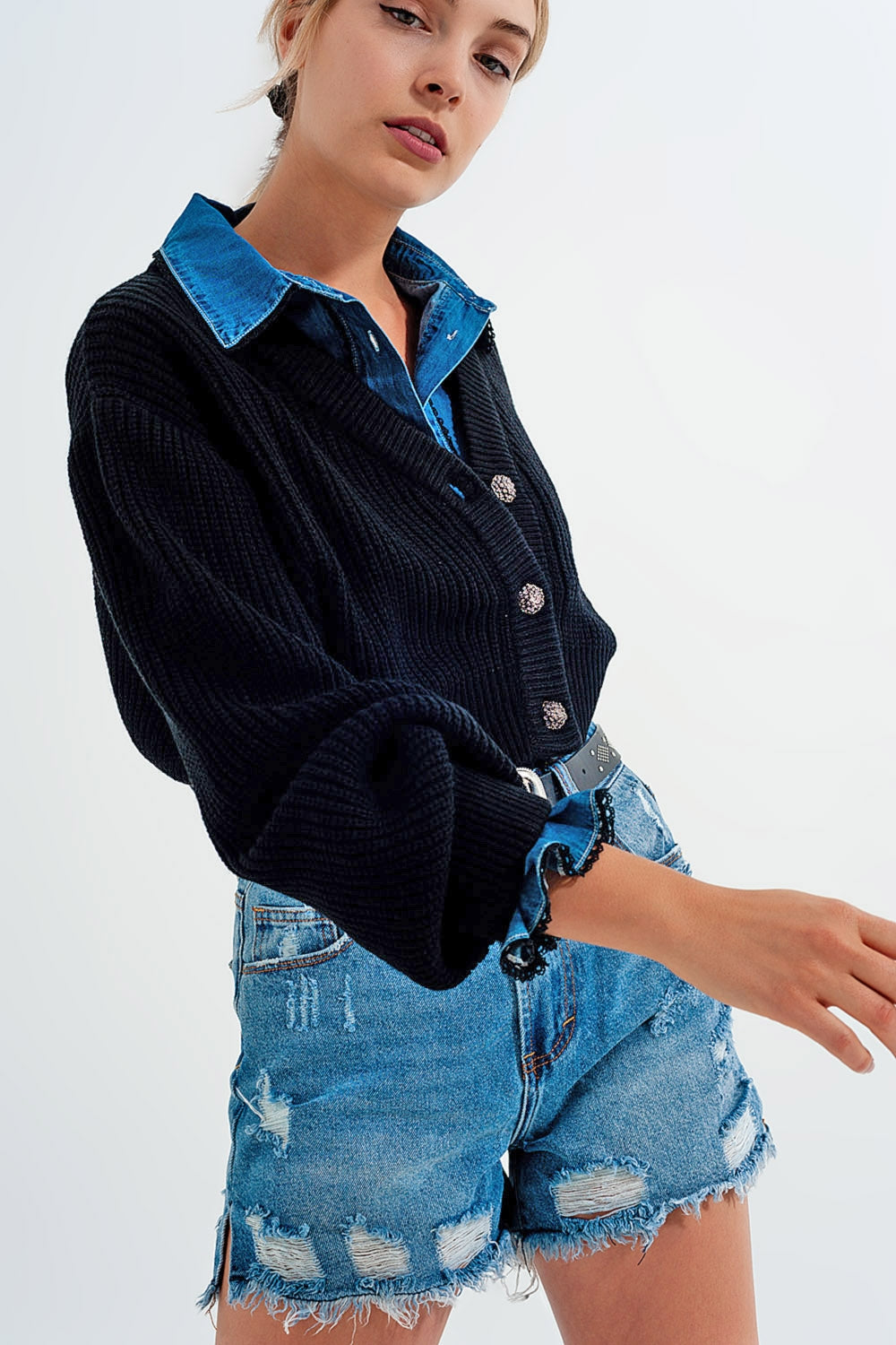 Cárdigan negro con manga larga y detalle de botones de strass