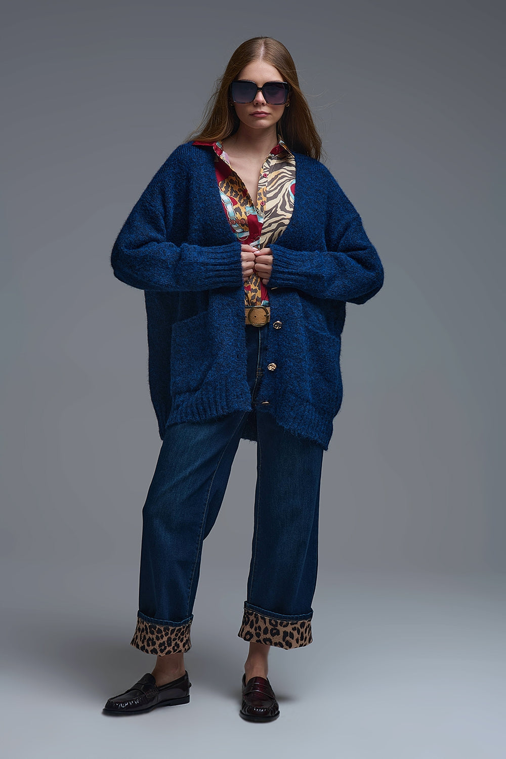 Cárdigan oversize en azul marino con botones y bolsillos dorados - Suéteres - detalle