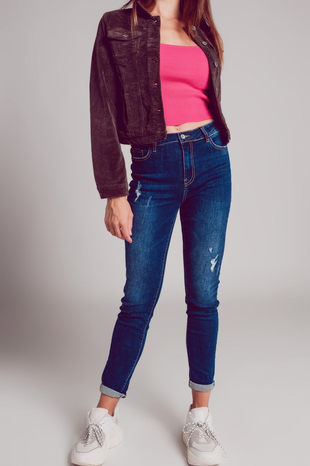 Cazadora de pana marrón con crop top fucsia y vaqueros