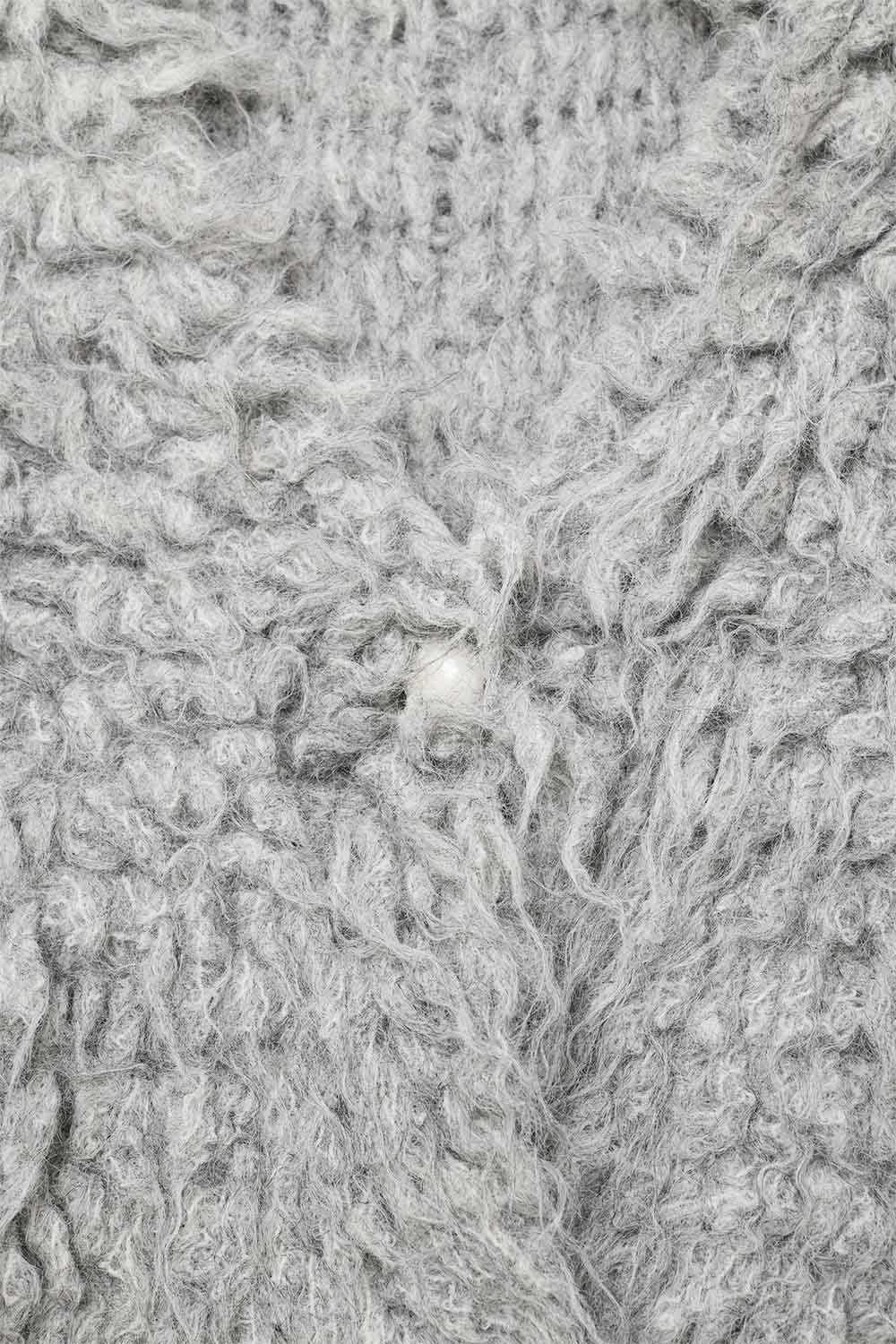 Detalle chaleco de punto de efecto pelo largo en color gris claro