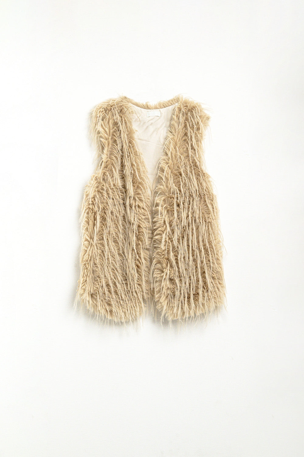 Chaleco de pelo largo y textura "shaggy" en color beige, sobre fondo blanco.