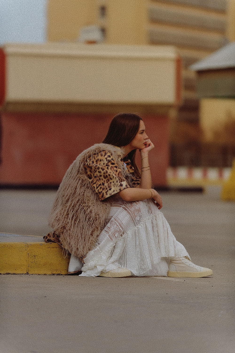 Chaleco de pelo largo y textura "shaggy" en color beige, sobre fondo blanco.