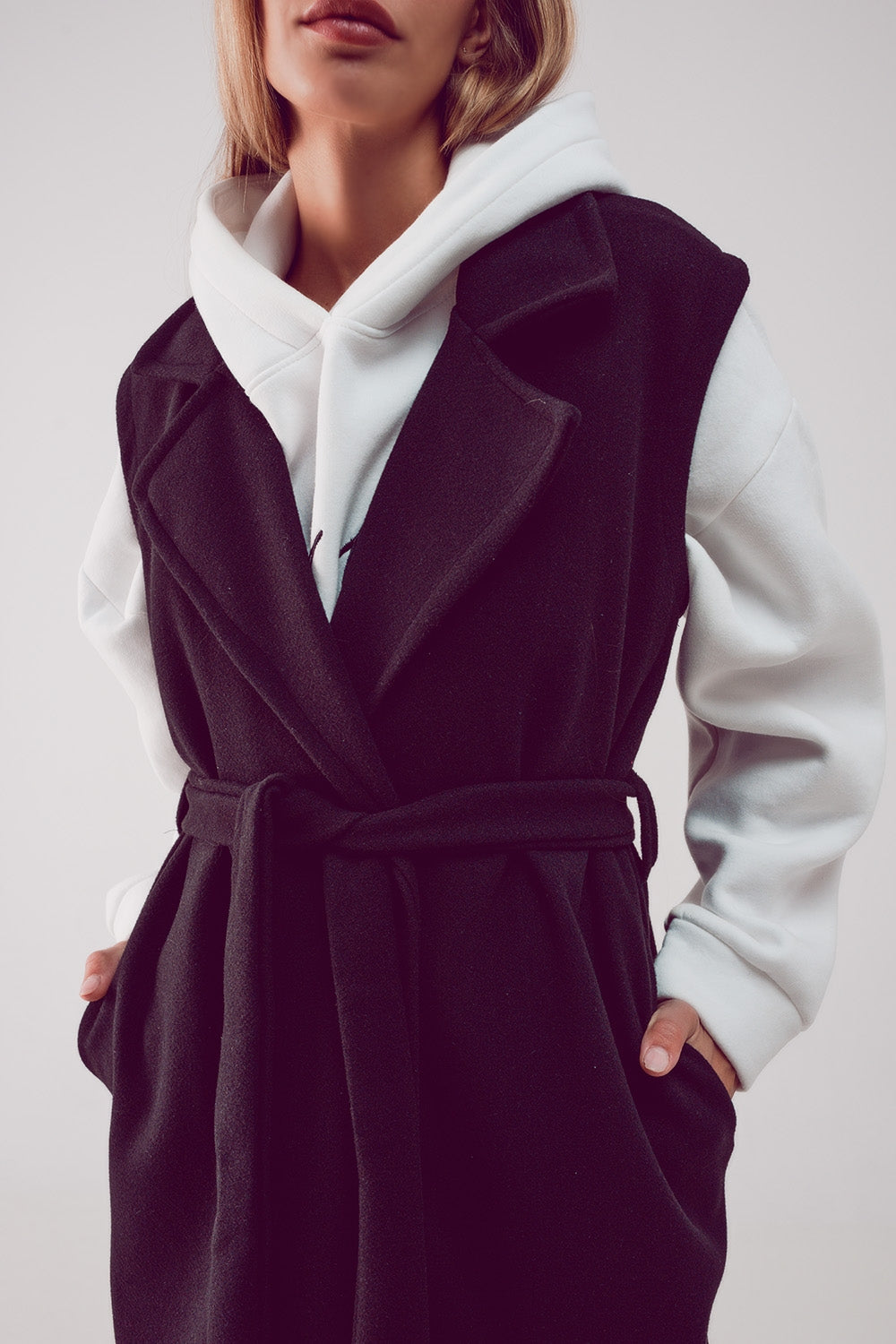 Chaleco ultralargo color negro con cinturón