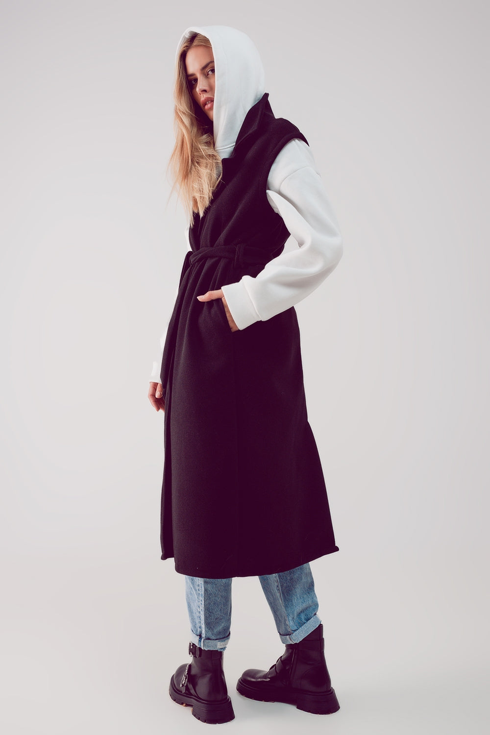 Chaleco ultralargo color negro con cinturón