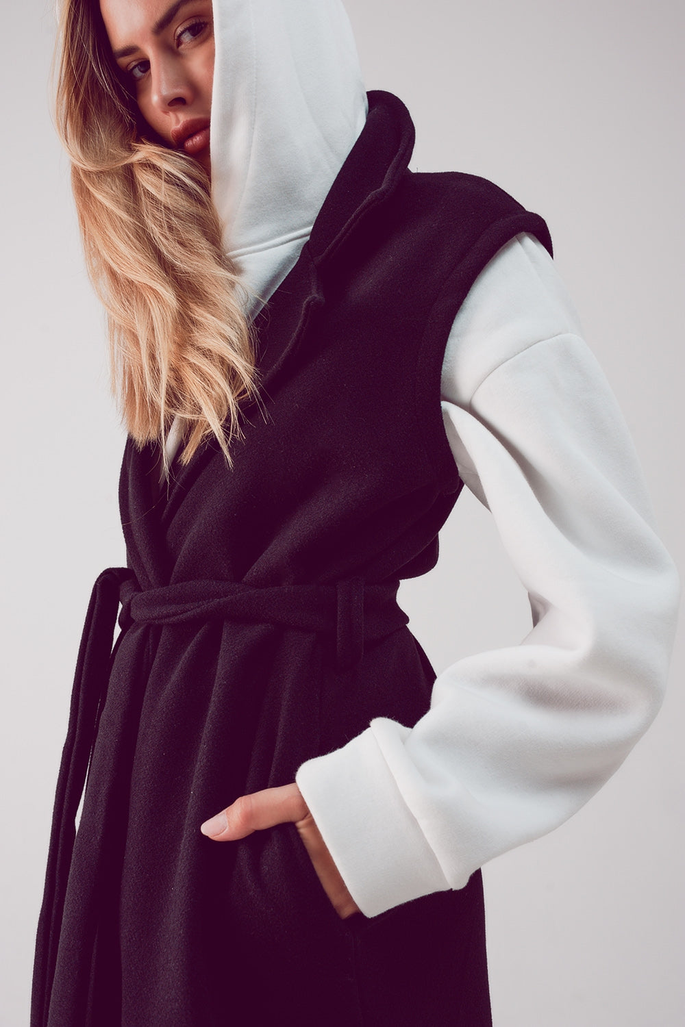 Chaleco ultralargo color negro con cinturón