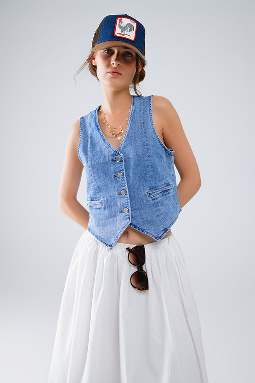 Chaleco vaquero azul claro con botones metálicos y escote en V para mujer.
