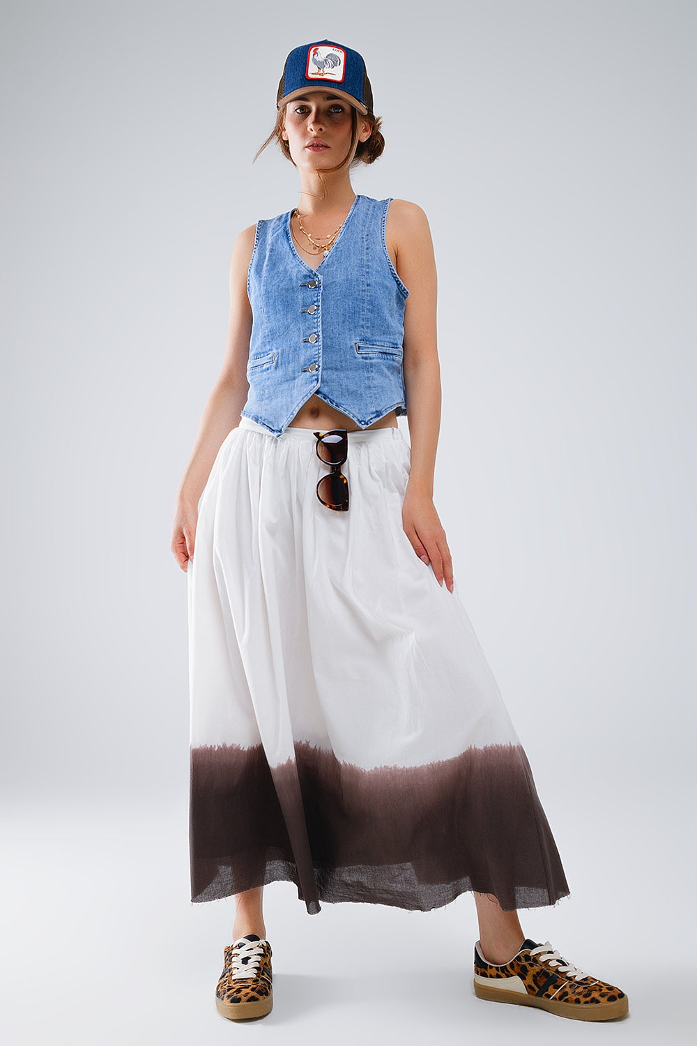 Chaleco vaquero azul claro con botones metálicos y escote en V para mujer.