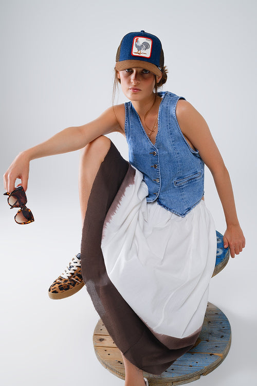 Chaleco vaquero azul claro con botones metálicos y escote en V para mujer.