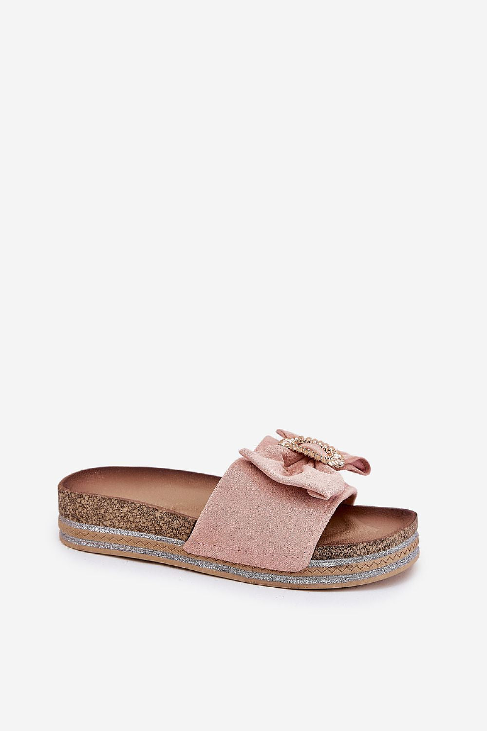 Mujer con chanclas rosas de plataforma con lazo y broche decorativo