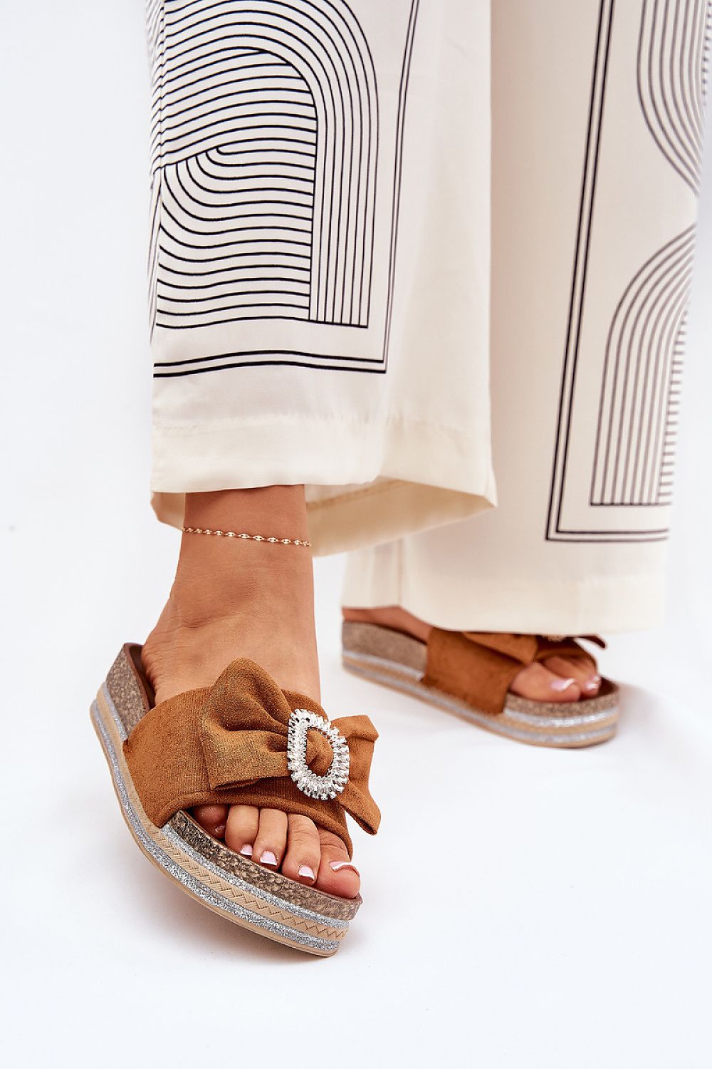  Mujer con chanclas camel de plataforma con lazo y broche decorativo