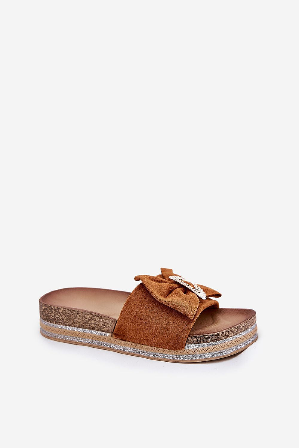  Mujer con chanclas camel de plataforma con lazo y broche decorativo