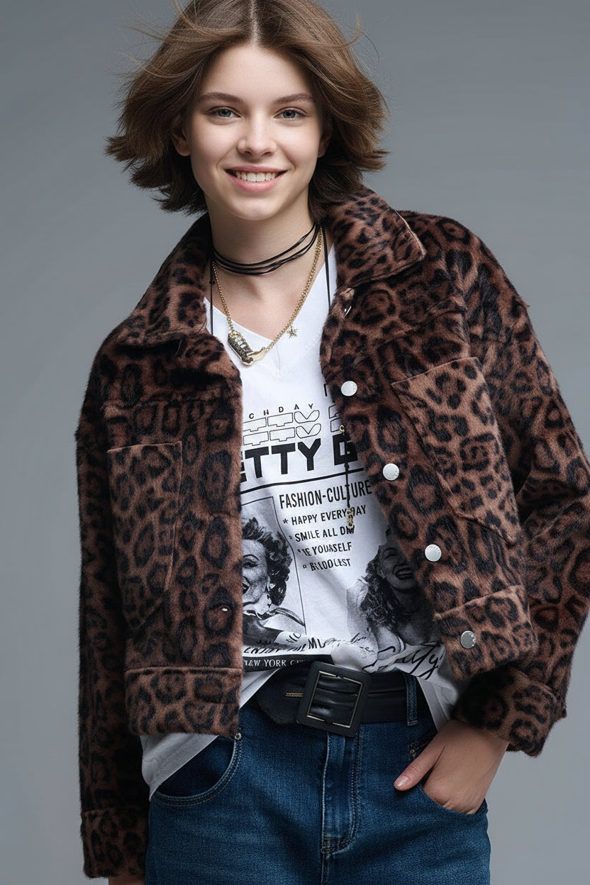 Chaqueta abotonada de felpa sintética con atrevido estampado de leopardo