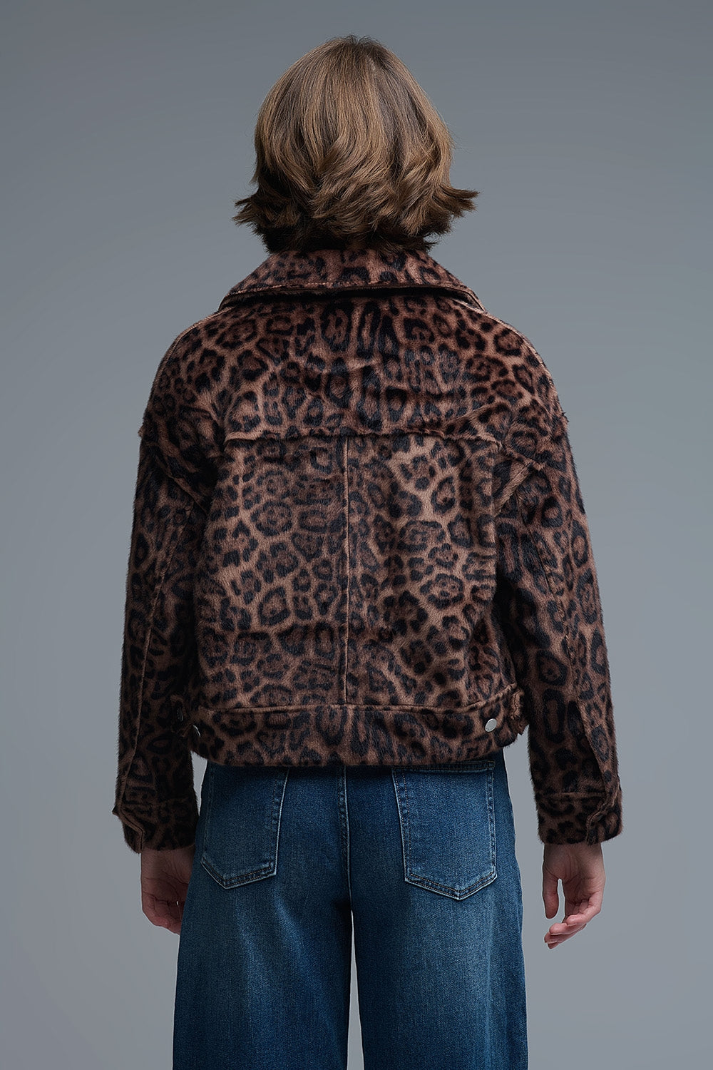 Chaqueta abotonada de felpa sintética con atrevido estampado de leopardo
