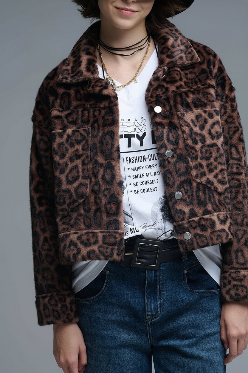 Chaqueta abotonada de felpa sintética con atrevido estampado de leopardo