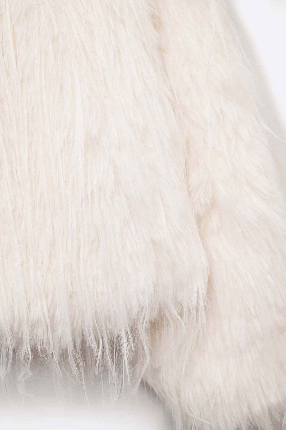 Chaqueta corta de pelo sintético blanco para mujer, sin cuello y de manga larga, ideal para eventos y fiestas.