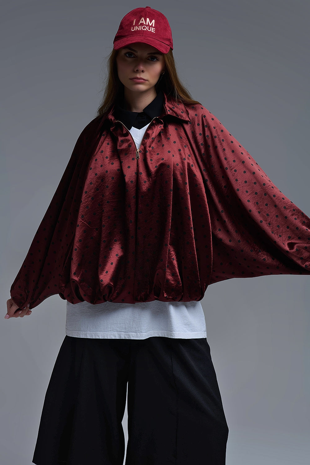 Chaqueta bomber de satén con lunares en burdeos