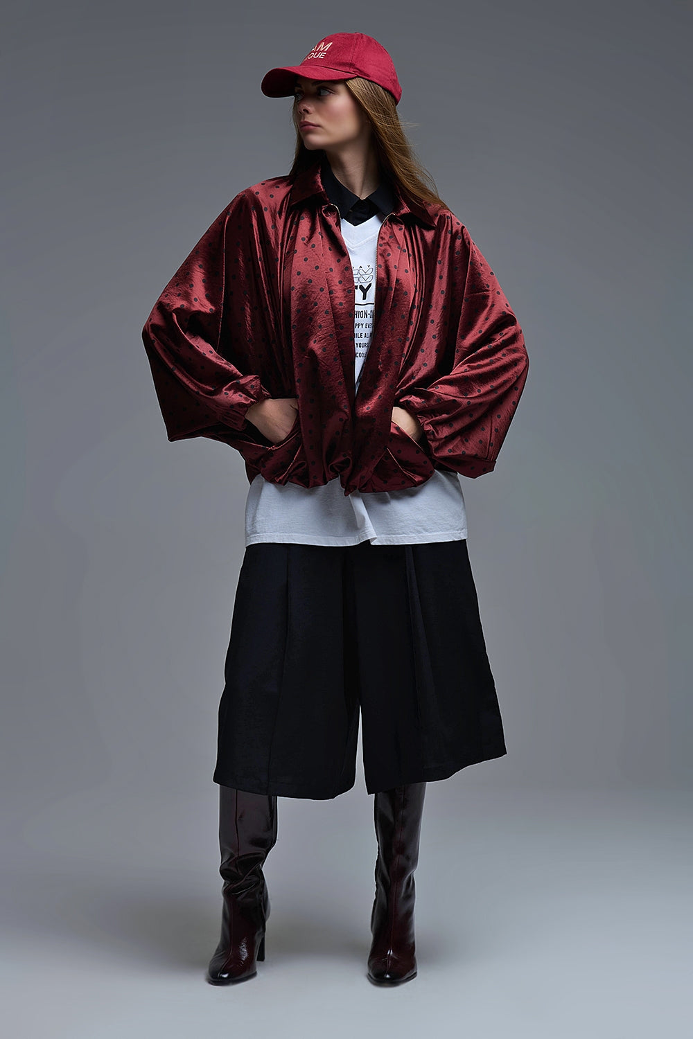 Chaqueta bomber de satén con lunares en burdeos