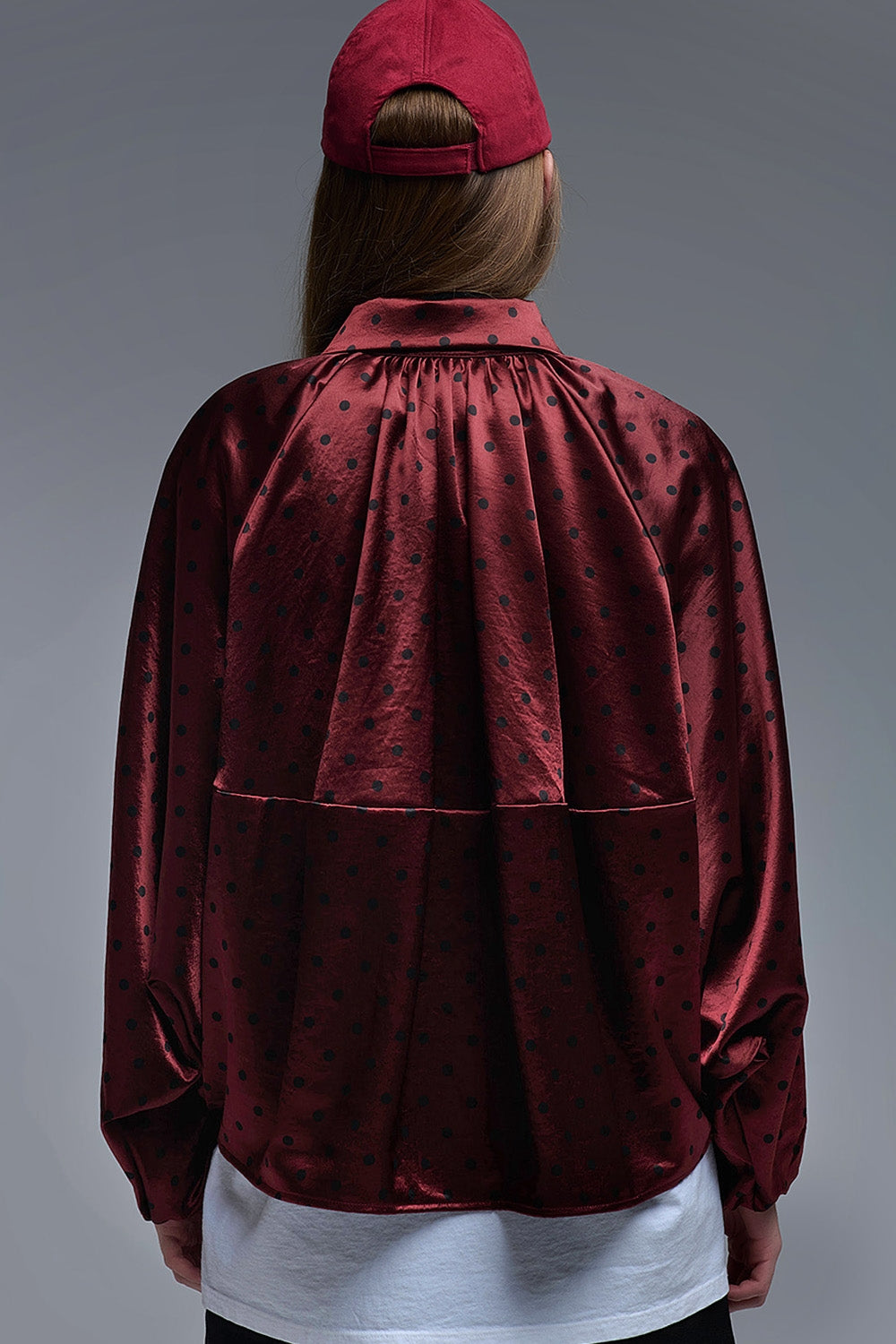 Chaqueta bomber de satén con lunares en burdeos