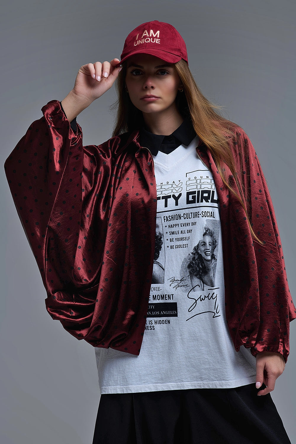 Chaqueta bomber de satén con lunares en burdeos