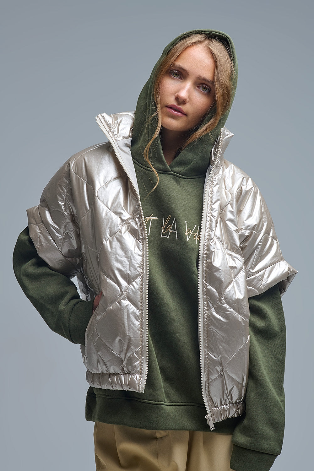 Q2 Chaqueta de plumón acolchada en dorado con manga caida