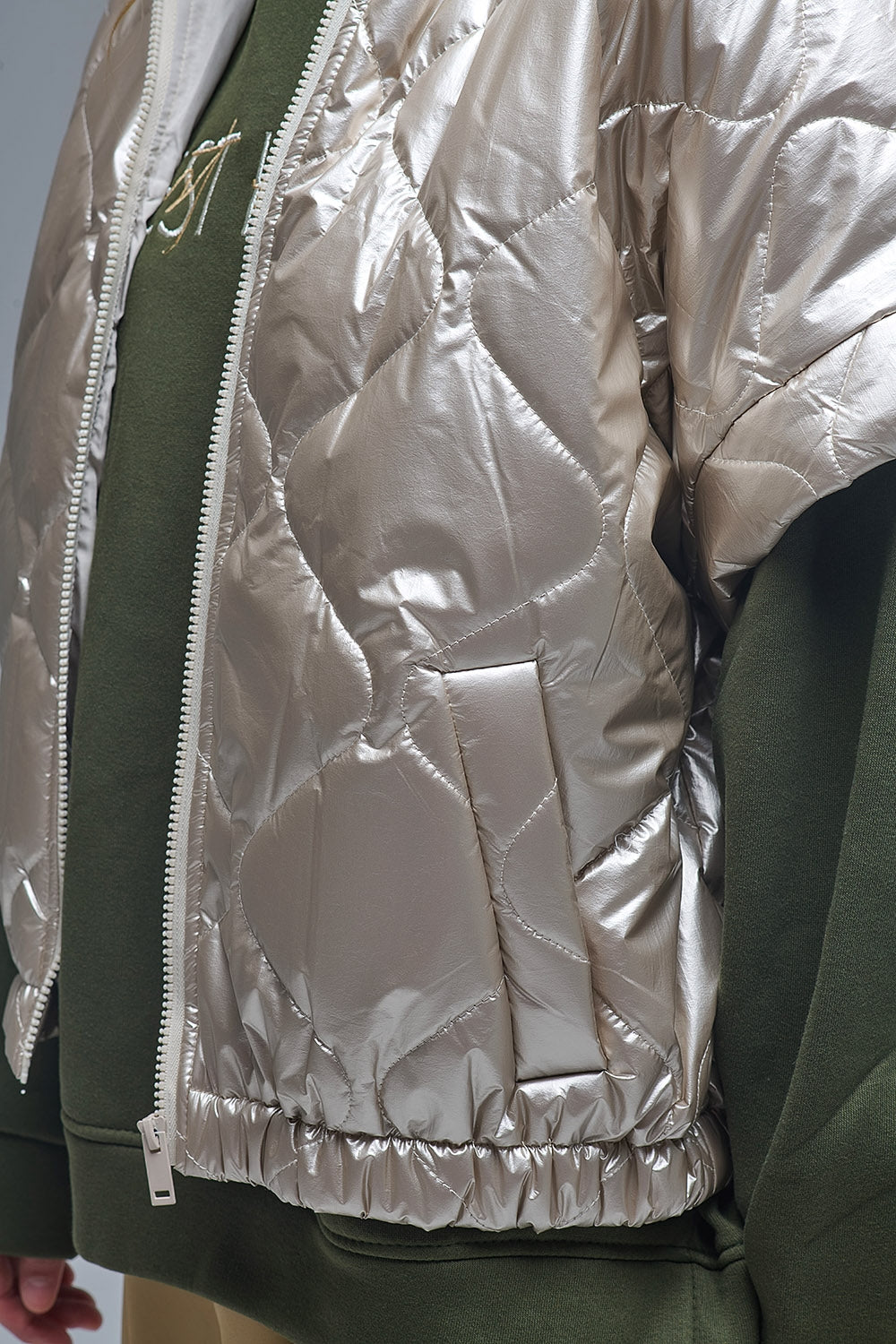 Chaqueta de plumón acolchada en dorado con manga caida