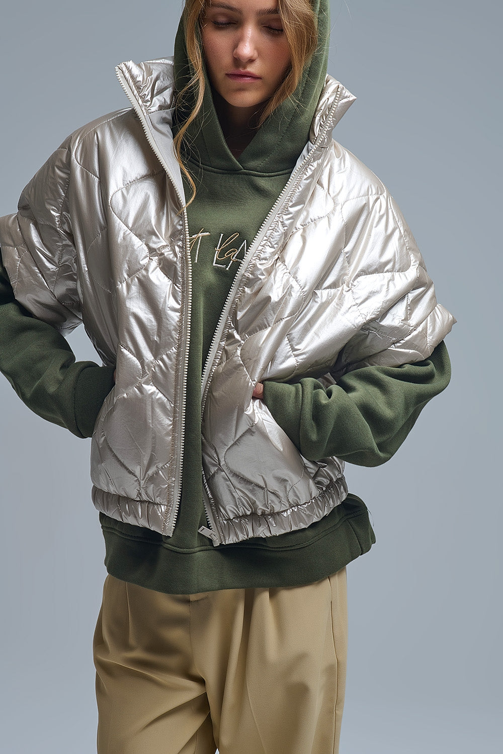 Chaqueta de plumón acolchada en dorado con manga caida