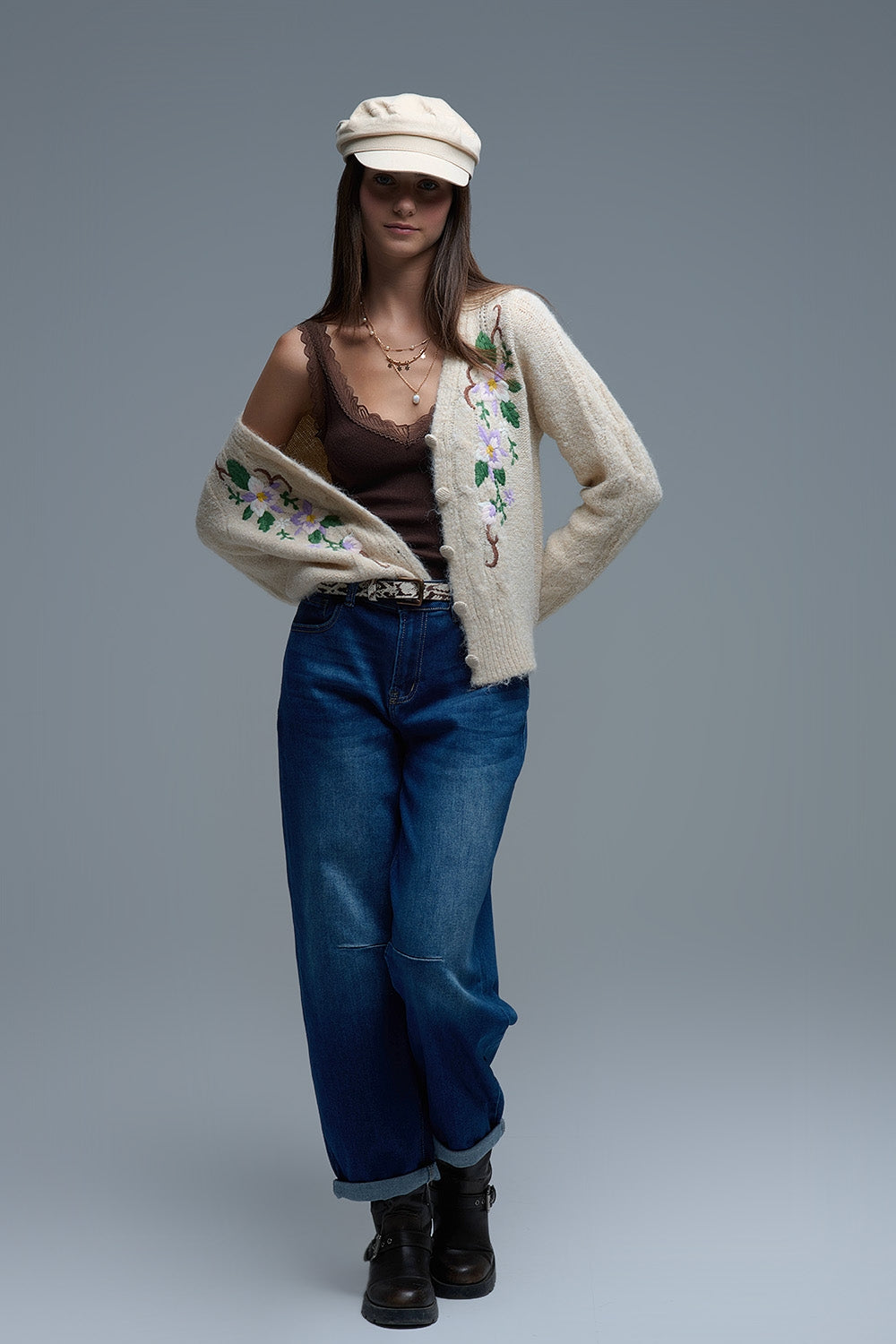 Chaqueta de punto beige con flores bordadas