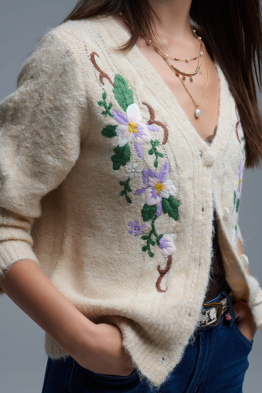 Chaqueta de punto beige con flores bordadas