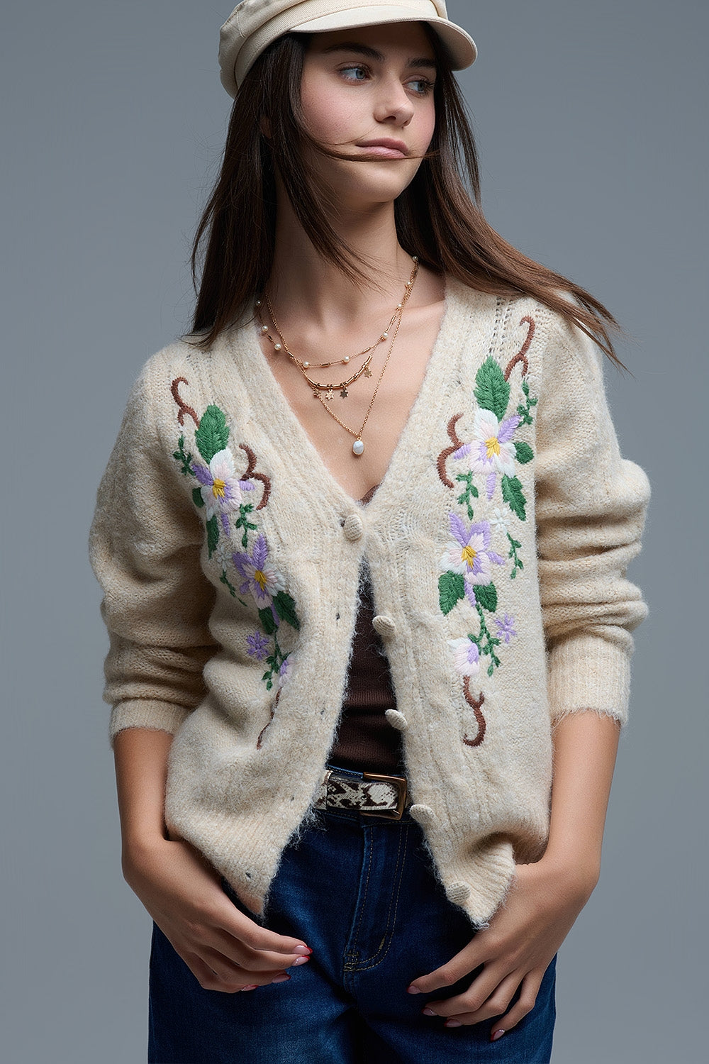 Chaqueta de punto beige con flores bordadas