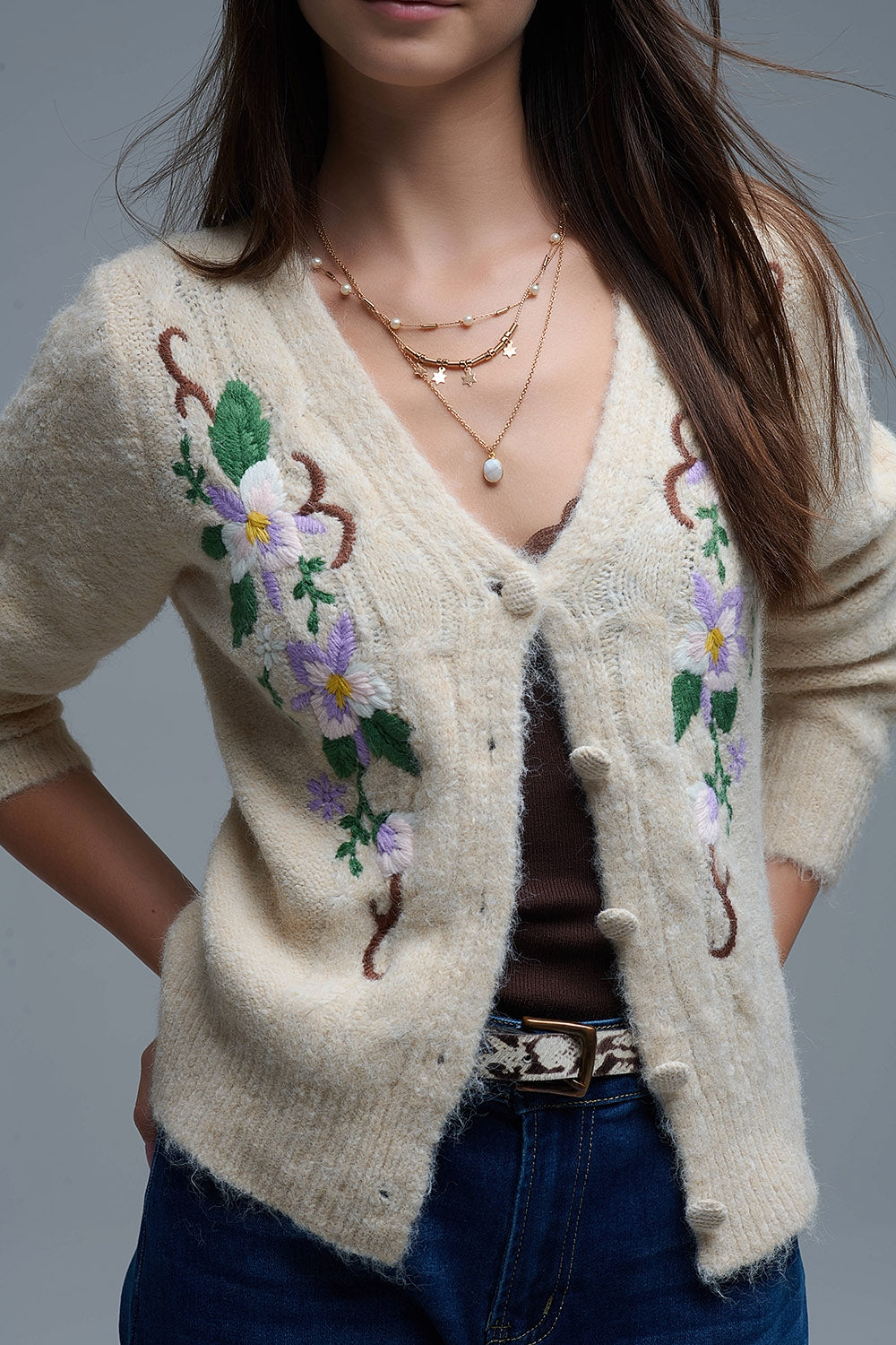 Chaqueta de punto beige con flores bordadas