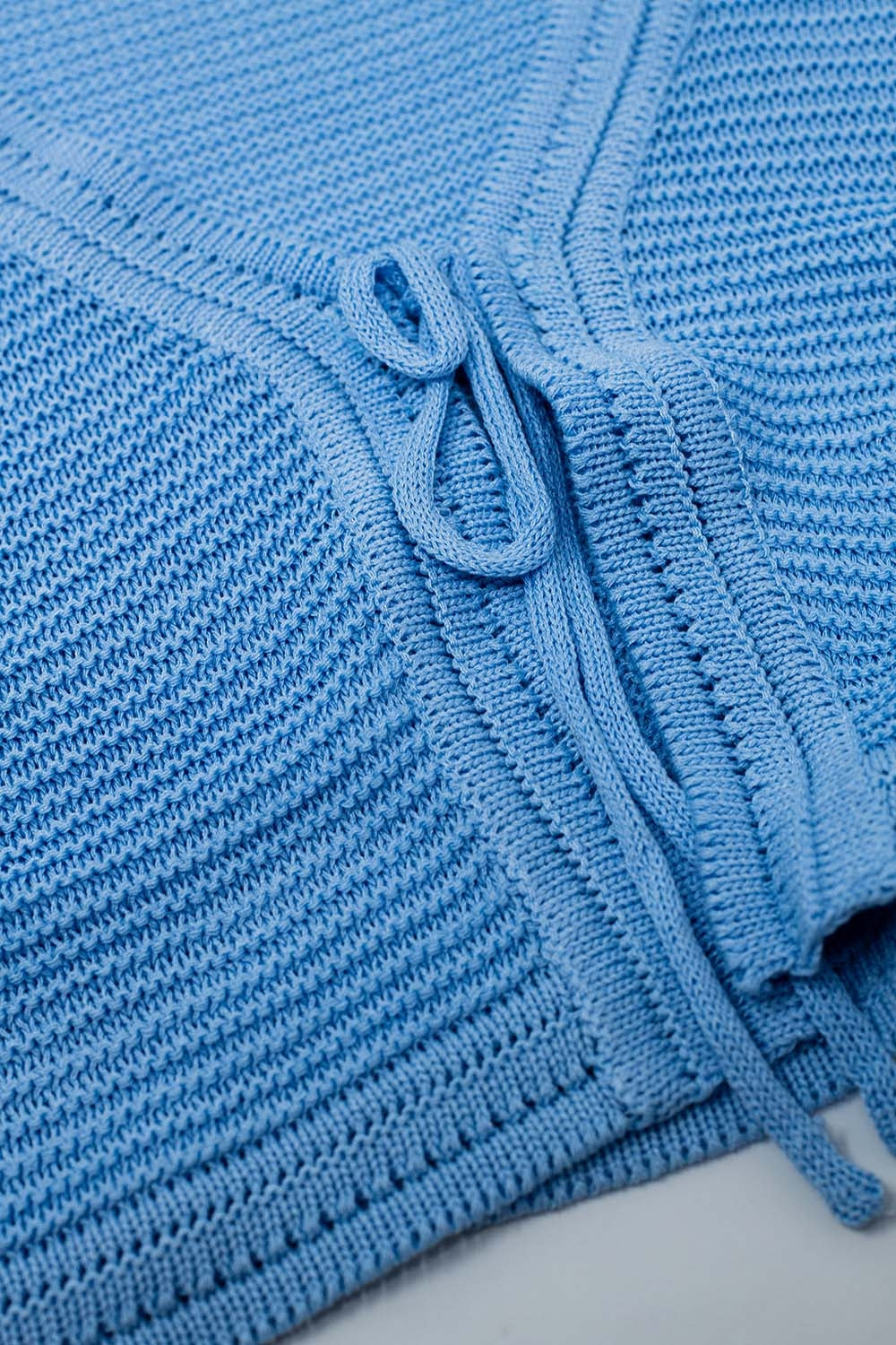 Chaqueta de punto de manga larga en azul con detalle de nudo