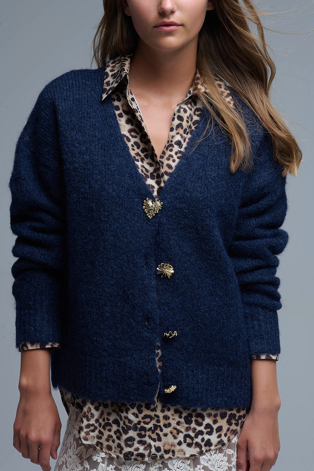 Chaqueta de punto grueso azul marino con mezcla de grandes botones dorados