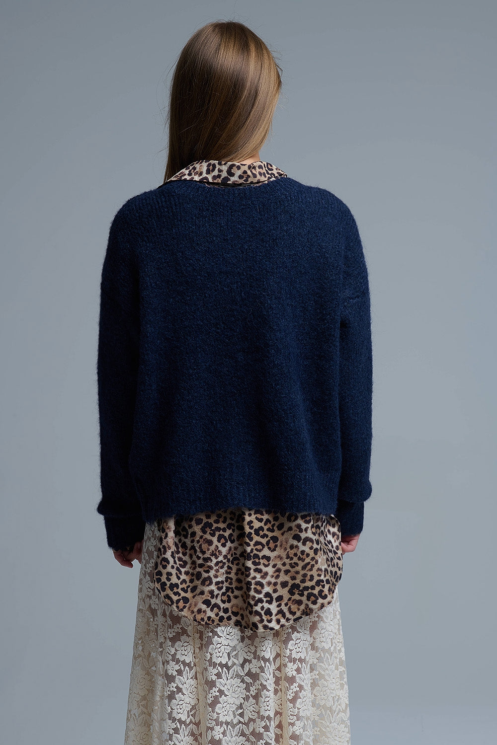 Chaqueta de punto grueso azul marino con mezcla de grandes botones dorados