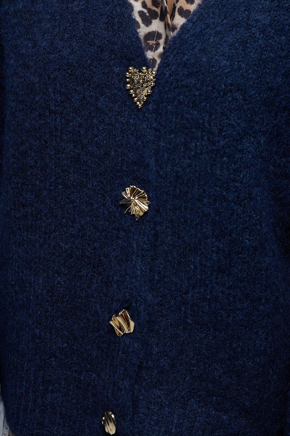 Chaqueta de punto grueso azul marino con mezcla de grandes botones dorados