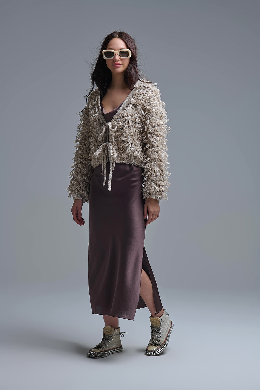 Chaqueta de punto grueso beige con cuello en V y cierre de lazo delantero