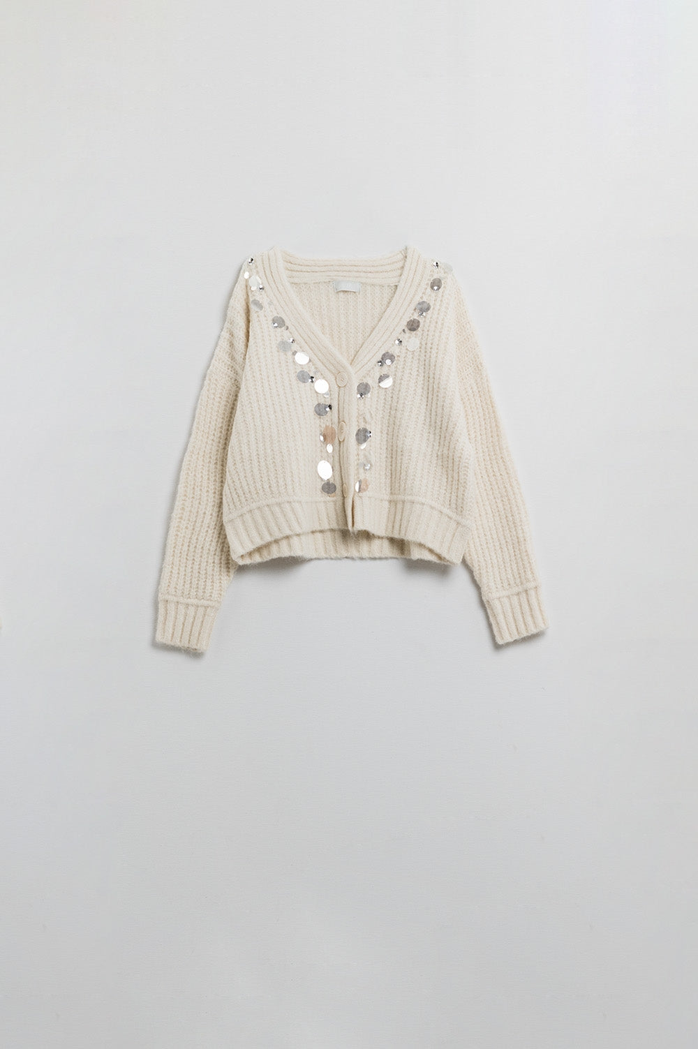 Chaqueta blanca de punto grueso coon detalles de lentejuelas plateadas
