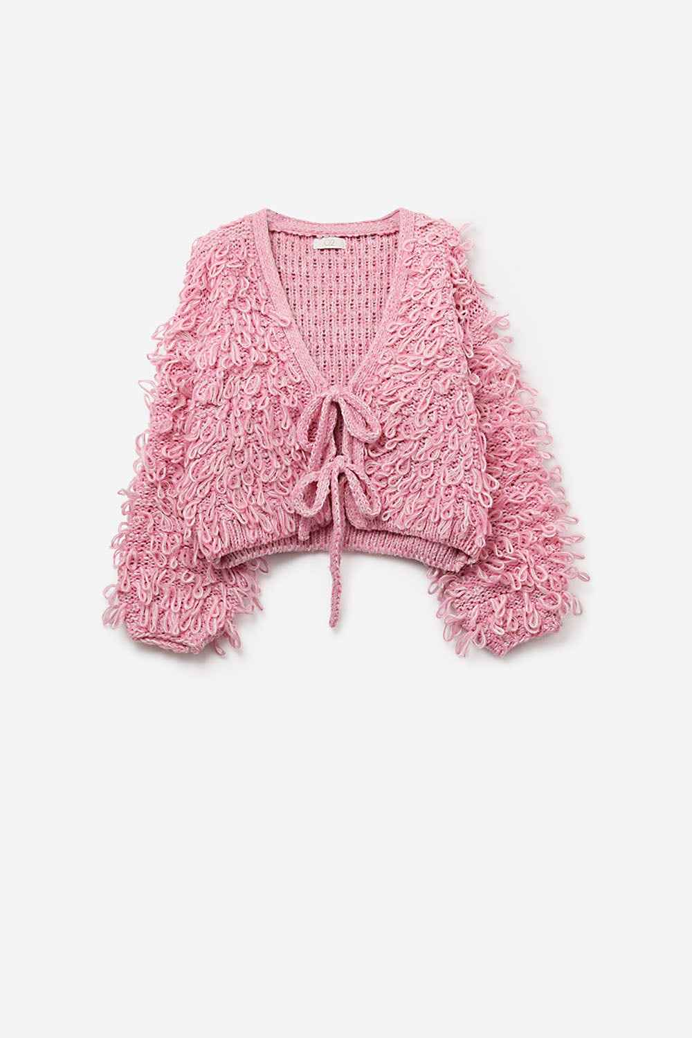 Chaqueta de punto grueso en color rosa con cuello en V y cierre de lazo delantero
