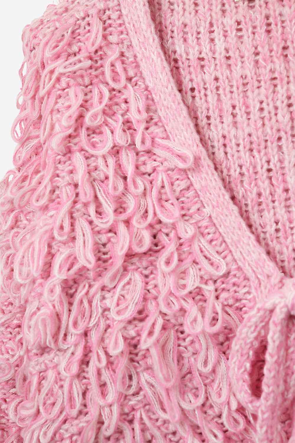 Chaqueta de punto grueso en color rosa con cuello en V y cierre de lazo delantero
