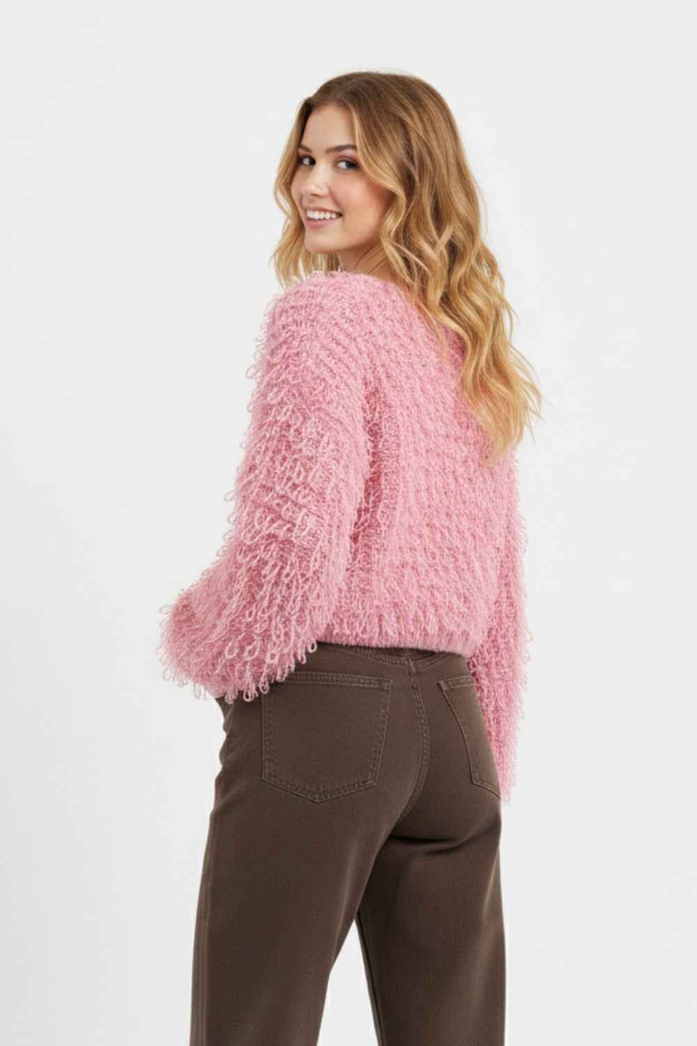 Chaqueta de punto grueso en color rosa con cuello en V y cierre de lazo delantero