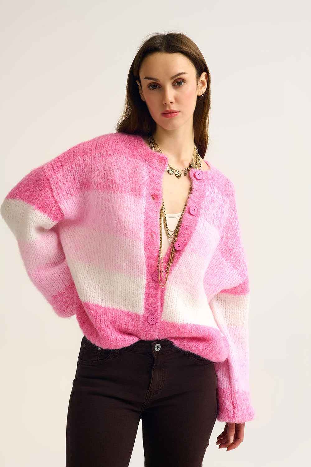 Chaqueta de punto grueso en degradado rosa con textura suave y botones delante