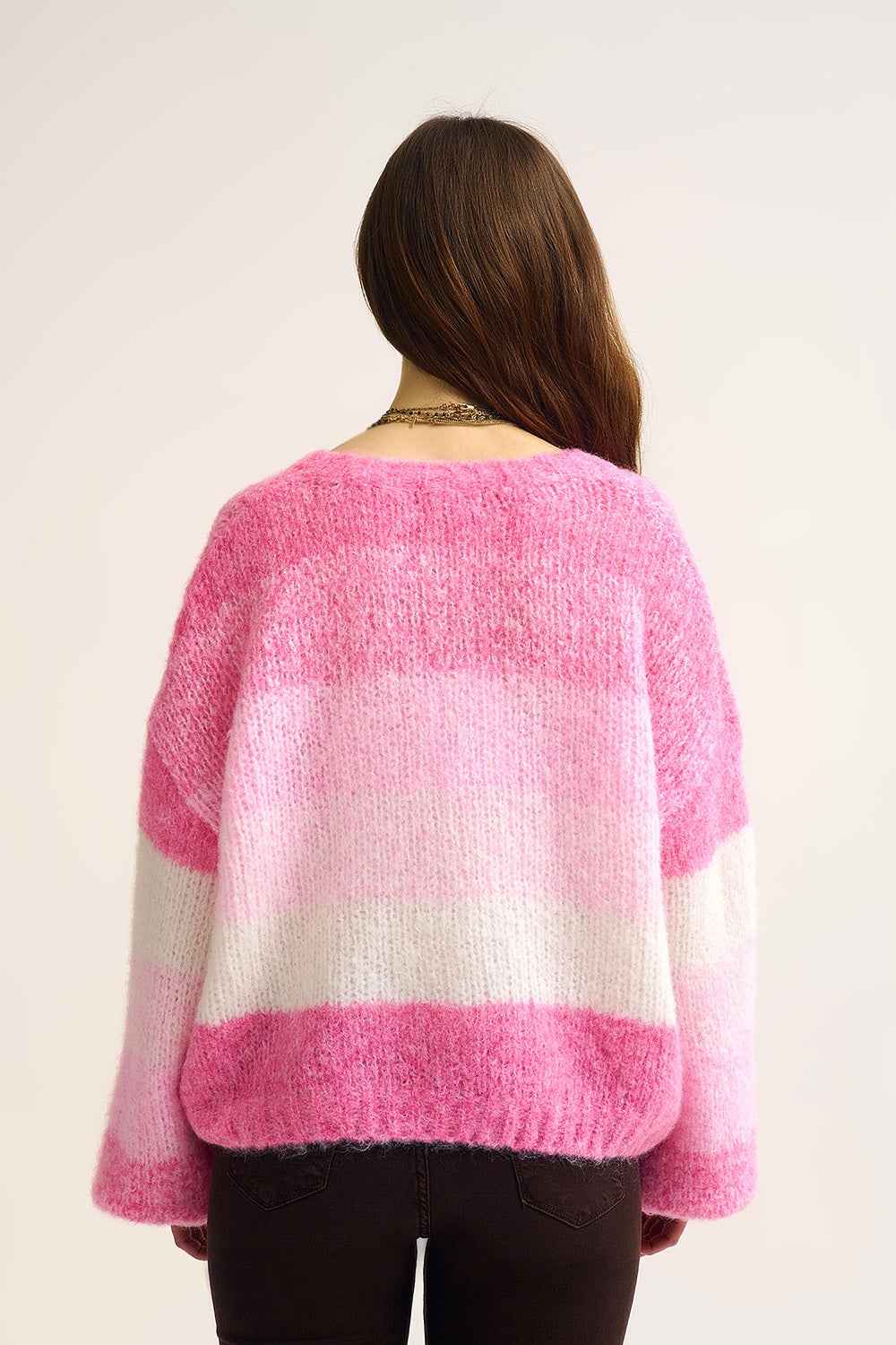 Chaqueta de punto grueso en degradado rosa con textura suave y botones delante