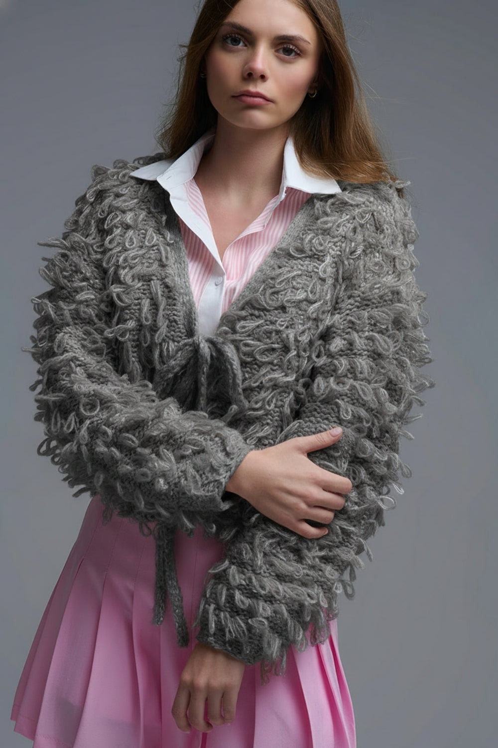 Q2 Chaqueta de punto grueso en gris con cuello en V y cierre de lazo frontal