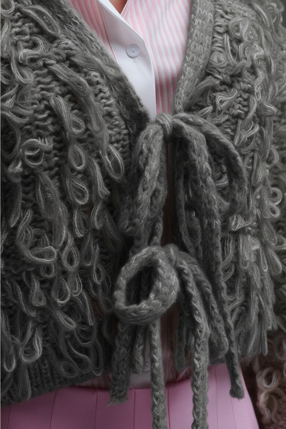 Chaqueta de punto grueso en gris con cuello en V y cierre de lazo frontal