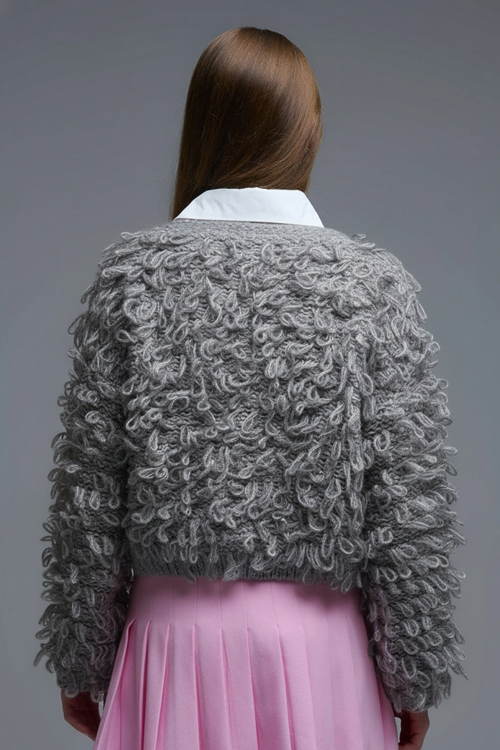 Chaqueta de punto grueso en gris con cuello en V y cierre de lazo frontal