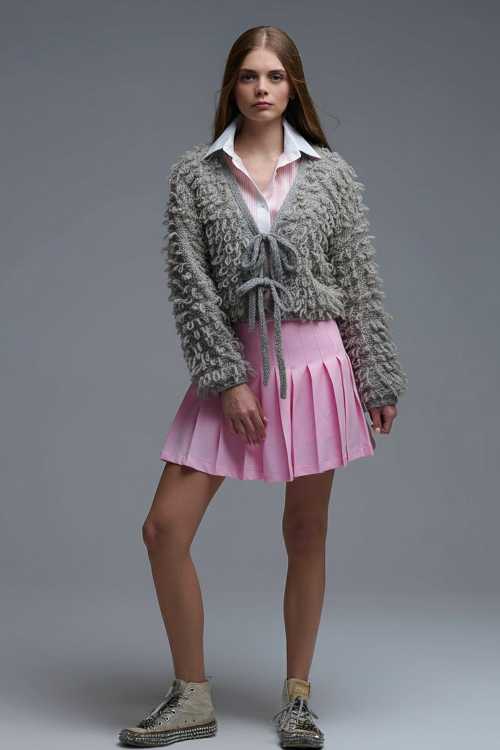 Chaqueta de punto grueso en gris con cuello en V y cierre de lazo frontal