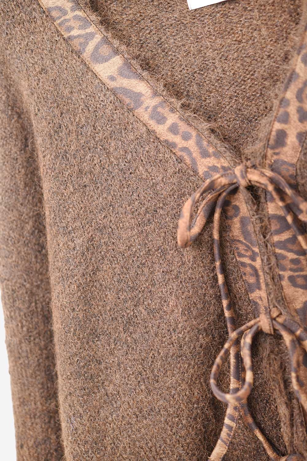 Chaqueta de punto marrón con detalle bordado de leopardo