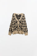 Cárdigan de punto mullido y corte amplio con estampado de leopardo en tonos camel y negro.