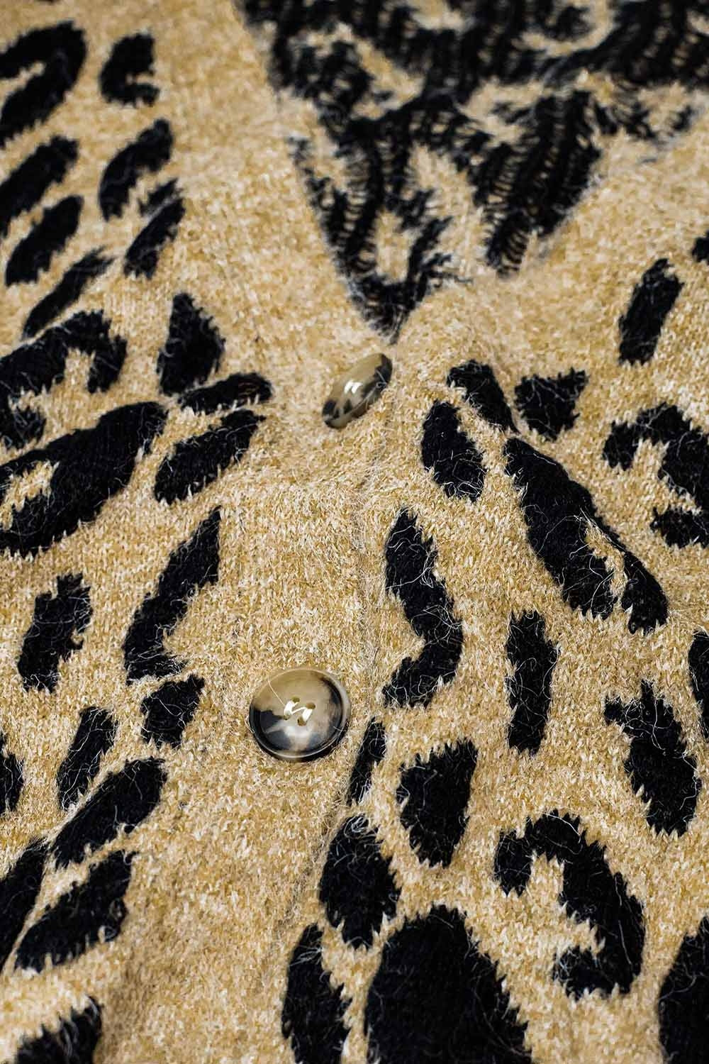 Primer plano del tejido de punto mullido con lana y los botones de un cárdigan de leopardo.