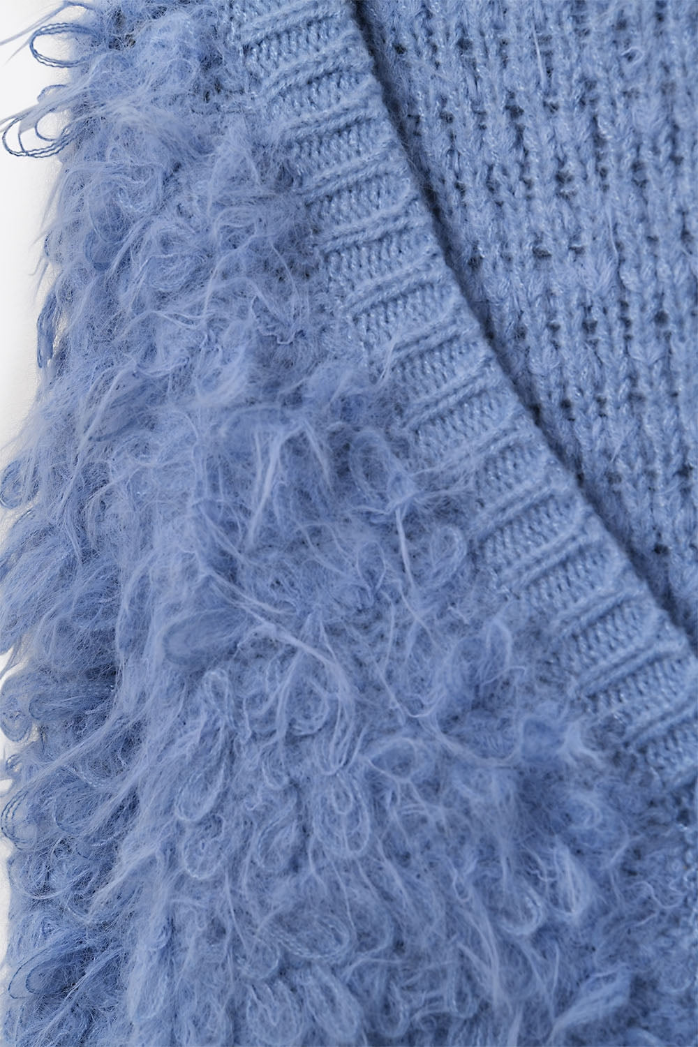 Chaqueta de punto suave en un estilo shag grueso en azul