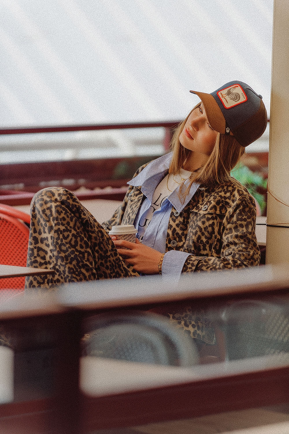 Chaqueta marrón con estampado de leopardo en tela vaquera